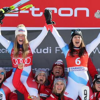 Les Suissesses Corinne Suter et Wendy Holdener se sont classées première et troisième du super de Garmisch en ski alpin. [DPA/Keystone - Stephan Jansen]