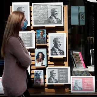 Les mémoires de l'ancien président américain en vitrine à Newcastle, en Grande-Bretagne. [Reuters - Lee Smith]