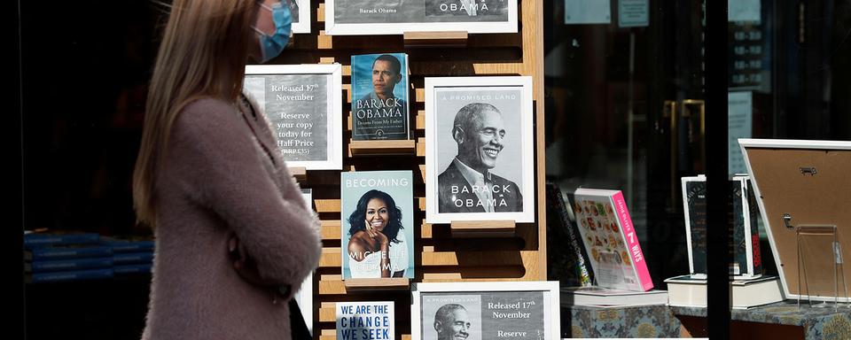 Les mémoires de l'ancien président américain en vitrine à Newcastle, en Grande-Bretagne. [Reuters - Lee Smith]