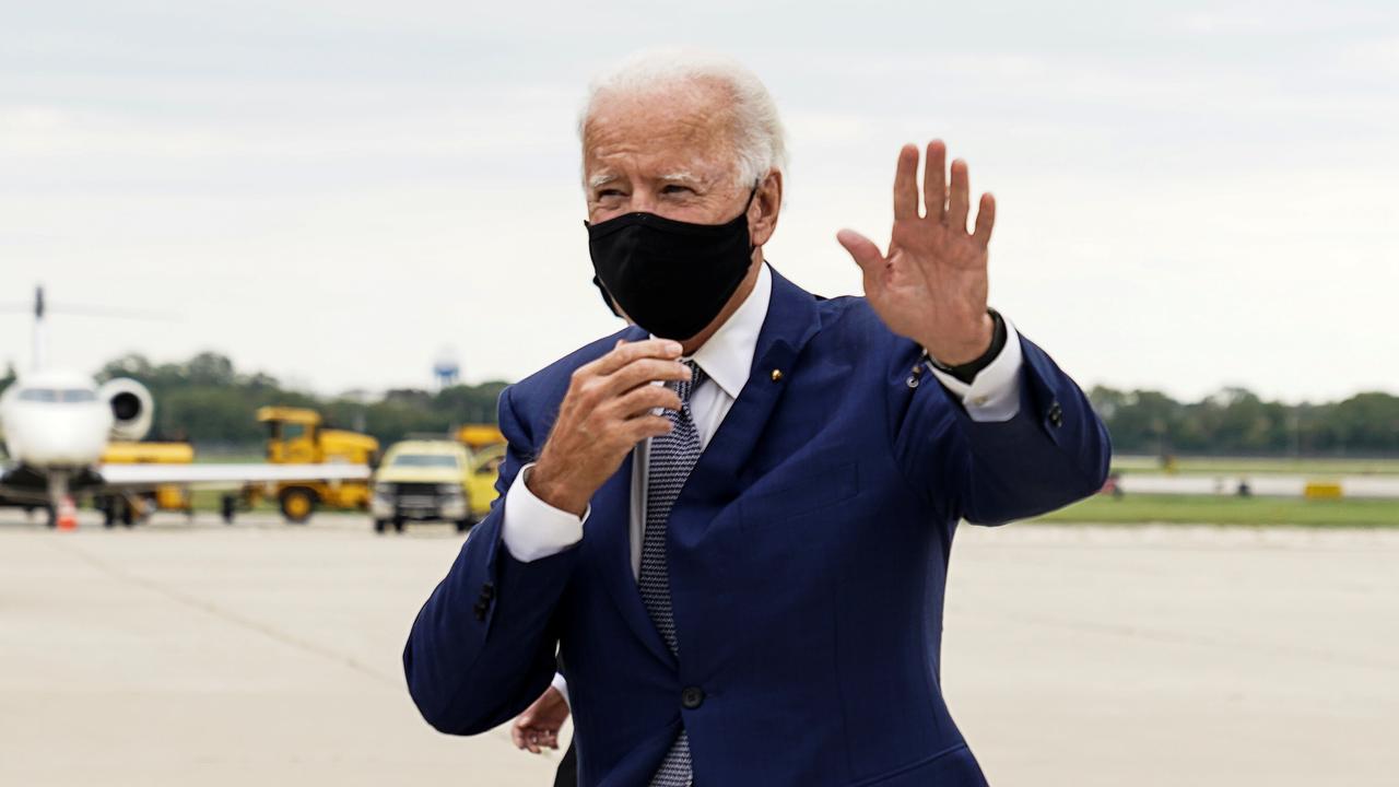 Joe Biden à son arrivée à l'aéroport de Milwaukee (Wisconsin). [REUTERS - KEVIN LAMARQUE]