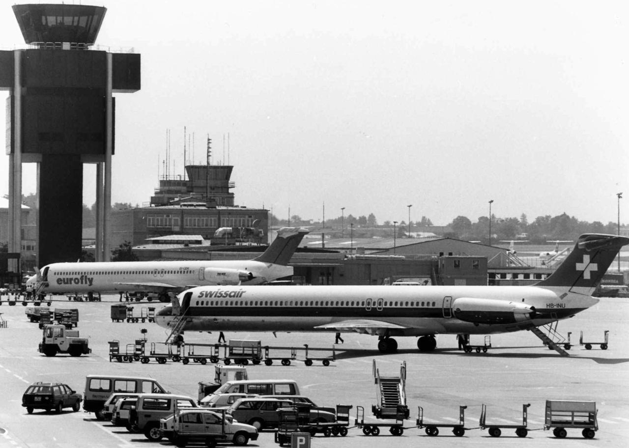 Avions sur le tarmac de Genève-Cointrin en 1997. [Keystone]