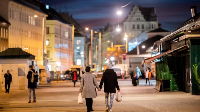 Des personnes flânent dans le Naschmarkt, célébre marché viennois, quelques heures avant l'entrée en vigueur du deuxième confinement imposé en Autriche, dès le 3 novembre 2020. [AFP - Georg Hochmuth]