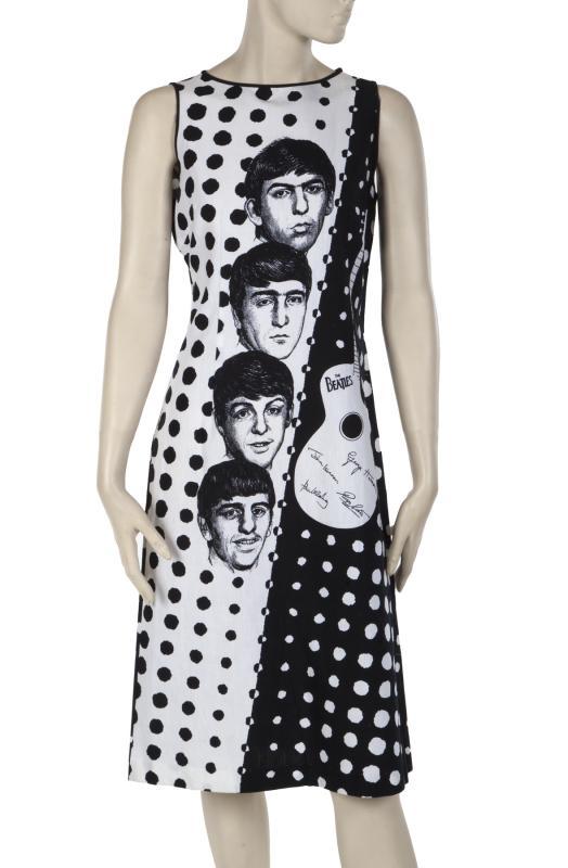 Une robe (taille 38) représentant les Fab' Four a été adjugée 640 dollars. [Julien's Auctions]