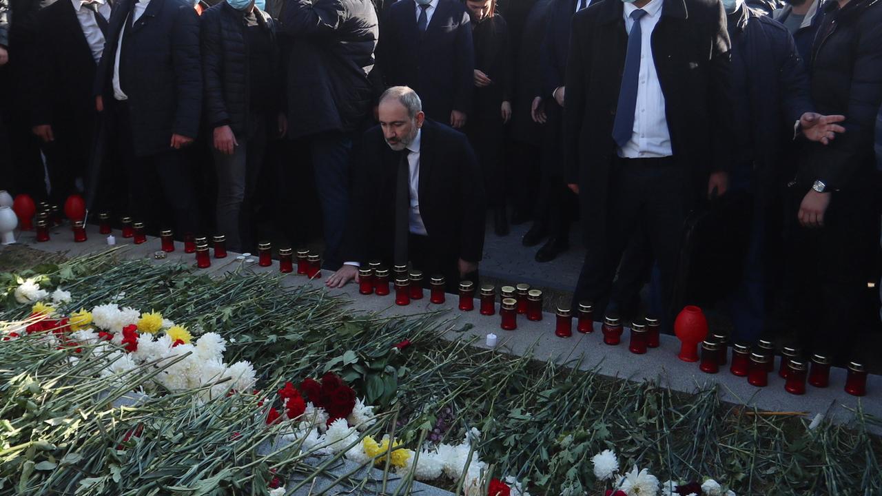 Très contesté, le Premier ministre arménien Nikol Pachinian a rendu hommage aux morts du Haut-Karabakh. [EPA - VAHRAM BAGHDASARYAN]