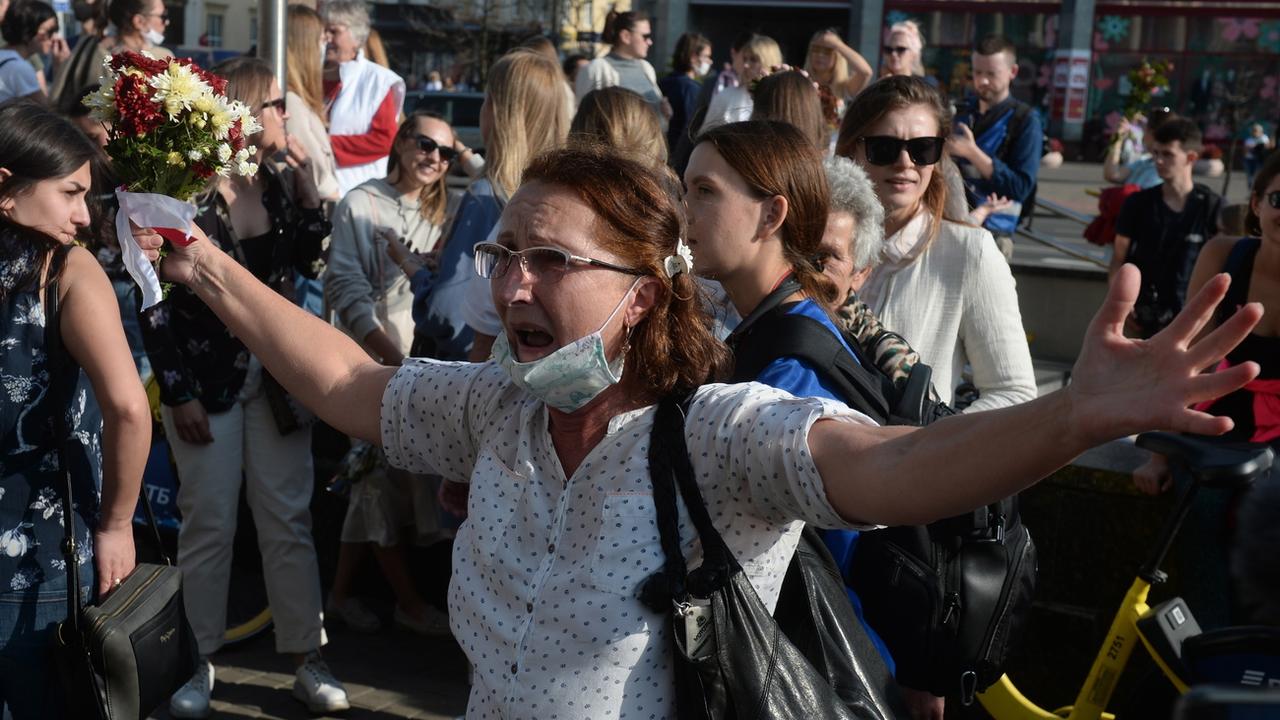 Au moins 95 personnes, pour la plupart des femmes, ont été arrêtées dans la capitale Minsk et dans d'autres villes, notamment à Brest (sud-ouest) [keystone - epa/str]