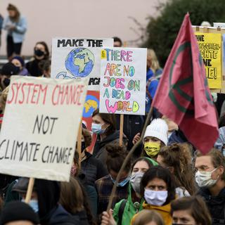 Les activistes du climat ont manifesté à Berne durant la semaine d'action "Rise up for change", sur la Helvetiaplatz. [Keystone - Anthony Anex]