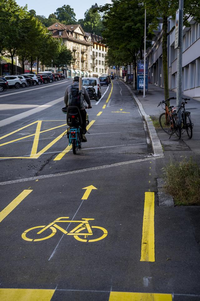 Nouvelles pistes cyclables, ici à Lausanne [KEYSTONE - JEAN-CHRISTOPHE BOTT]