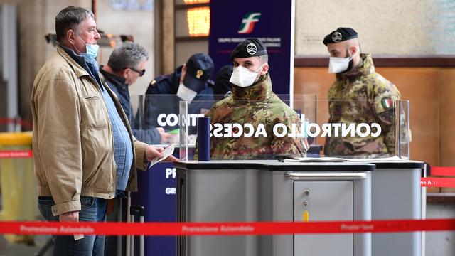 Des soldats contrôlent des passagers à la gare de Milan, le 9 mars 2020. [AFP - Miguel Medina]