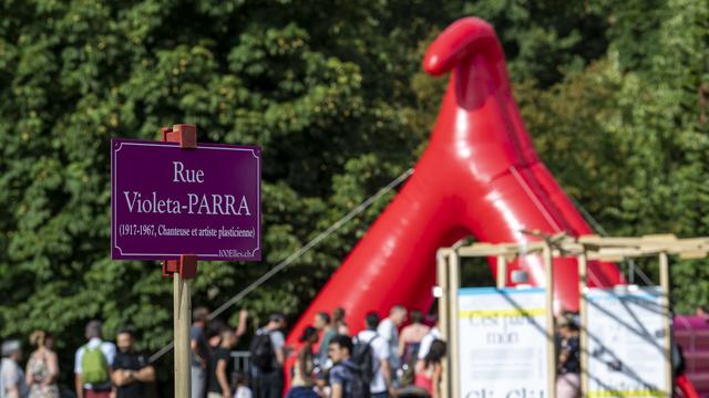 Le projet 100Elles* vise à donner leur place aux femmes dans l'Histoire et l'espace public genevois. Des panneaux provisoires roses ont été placés à certains endroits dans la Ville pour encourager le changement. Genève, le 1er août 2019. [Keystone - Martial Trezzini]