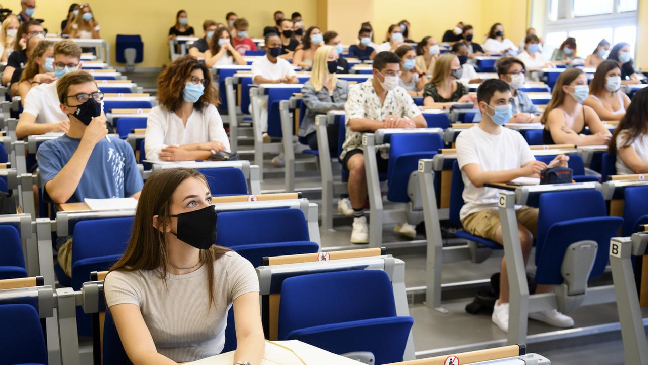 Des étudiants de l'université de Neuchâtel portent le masque. [Keystone - Laurent Gillieron]