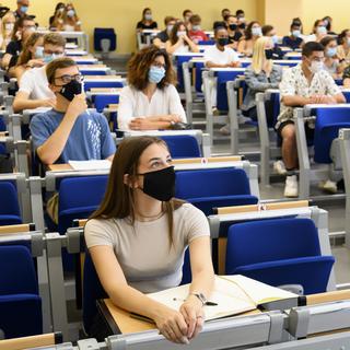 Des étudiants de l'université de Neuchâtel portent le masque. [Keystone - Laurent Gillieron]