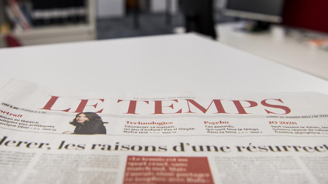 Un exemplaire du journal Le Temps déposé dans la newsroom du quotidien à Lausanne. [Keystone - Jean-Christophe Bott]