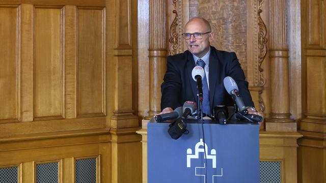 Alfred Heer (UDC-ZH), président de la Délégation des commissions de gestion du Parlement, lors de sa conférence de presse jeudi. [Keystone - Anthony Anex]