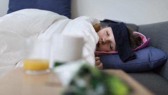 S'occuper d'enfants gravement malades peut bouleverser l'équilibre familial (photo d'illustration). [Keystone - Gaëtan Bally]