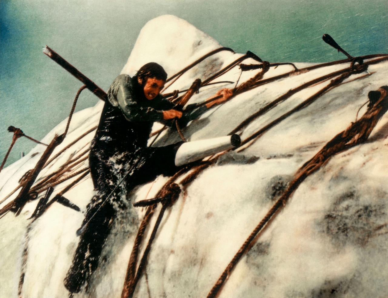 Gregory Peck dans le rôle du capitaine Achab dans le film "Moby Dick" de John Huston, en 1956. [AFP - Moulin Productions Inc]