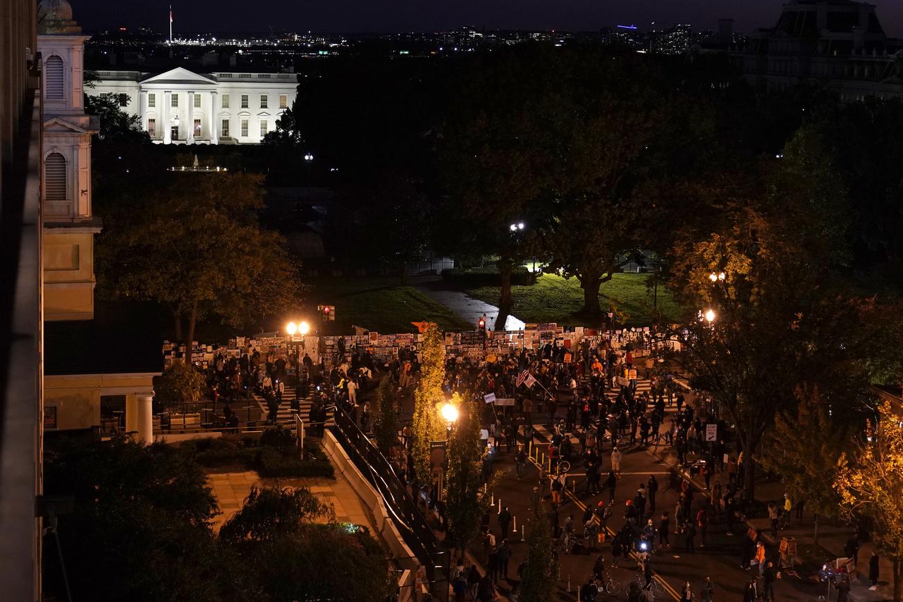 Des centaines de personnes devant la Maison Blanche pour la soirée électorale. [Keystone - AP Photo/Susan Walsh]