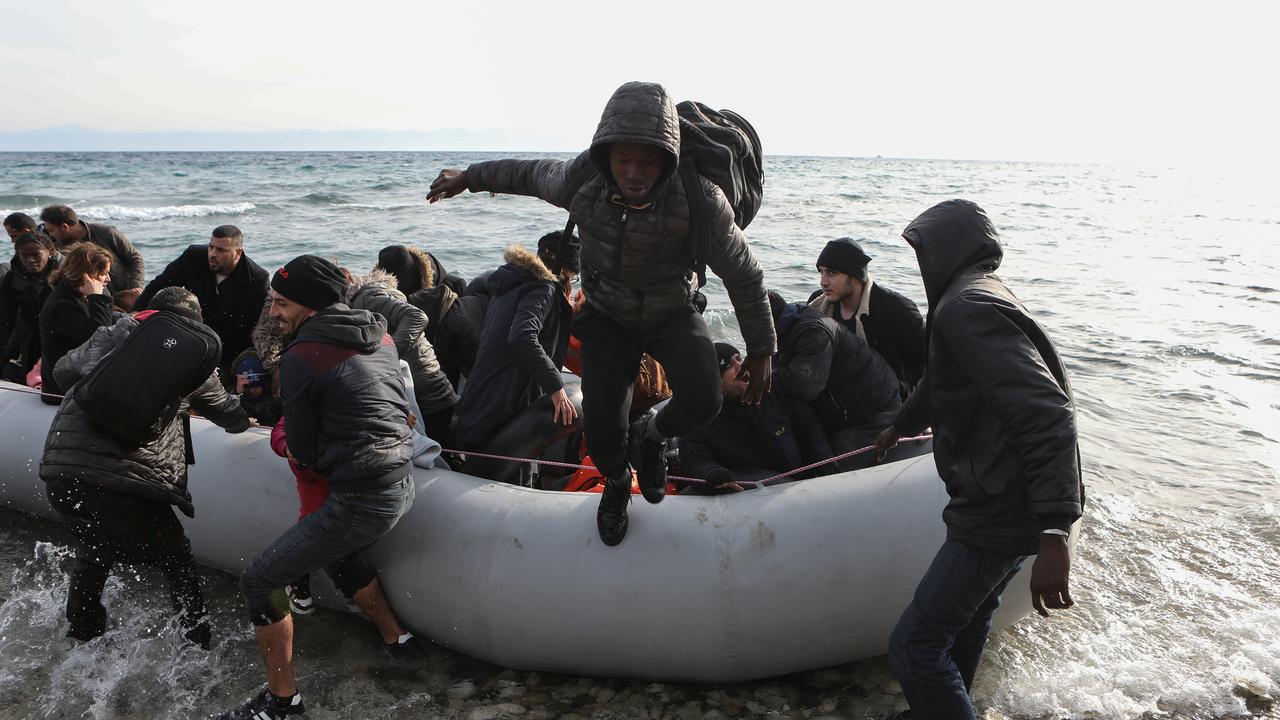 Des migrants de Syrie, d'Iraq et d'Afrique subsaharienne arrivent sur l'île de grecque de Lesbos. [Reuters - Elias Marcou]