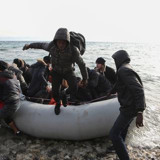 Des migrants de Syrie, d'Iraq et d'Afrique subsaharienne arrivent sur l'île de grecque de Lesbos. [Reuters - Elias Marcou]