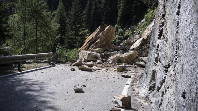 Les dégâts naturels ont été modérés en 2019 en Suisse (ici un éboulement sur la route d'Avers (GR) en décembre) [Keystone/Ti-Press - Elia Bianchi]