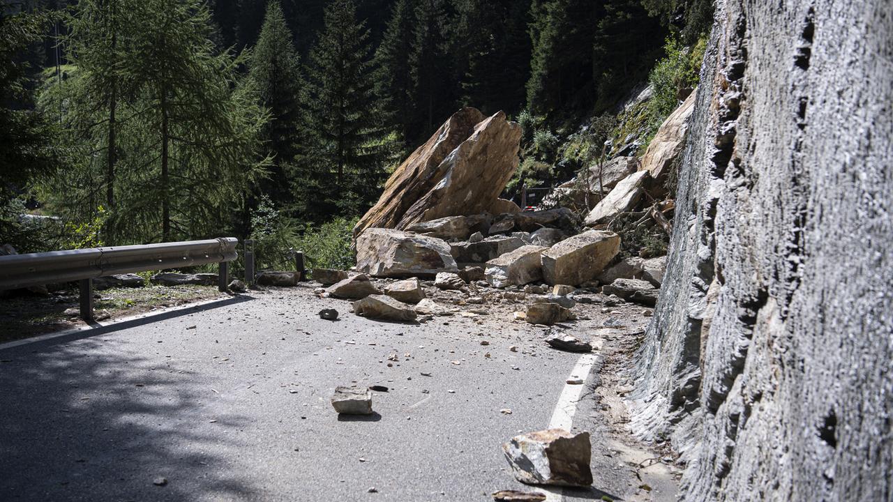 Les dégâts naturels ont été modérés en 2019 en Suisse (ici un éboulement sur la route d'Avers (GR) en décembre) [Keystone/Ti-Press - Elia Bianchi]