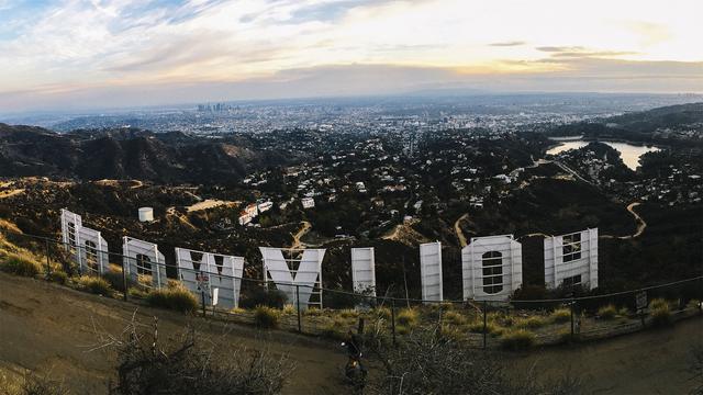 Le panneau Hollywood à Los Angeles (Etats-Unis) vu de derrière et surplombant des maisons. [Unsplash.com - Caleb George]