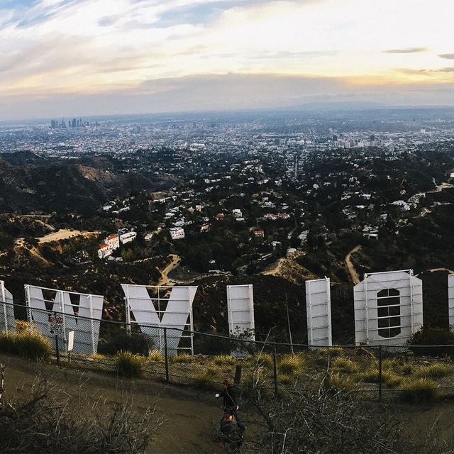 Le panneau Hollywood à Los Angeles (Etats-Unis) vu de derrière et surplombant des maisons. [Unsplash.com - Caleb George]