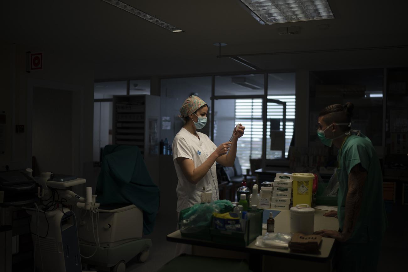 Une infirmière prépare des médicaments pour un patient atteint du Covid-19 à Badalona, dans la province de Barcelone, le 1er avril 2020. [AP/Keystone - Felipe Dana]