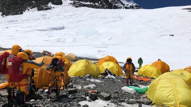 Marion Chaygneaud-Dupuy veut nettoyer l’Himalaya avec son projet "Clean everest". [Asian Trekking via AP/keystone - Dawa Steven]