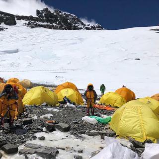 Marion Chaygneaud-Dupuy veut nettoyer l’Himalaya avec son projet "Clean everest". [Asian Trekking via AP/keystone - Dawa Steven]