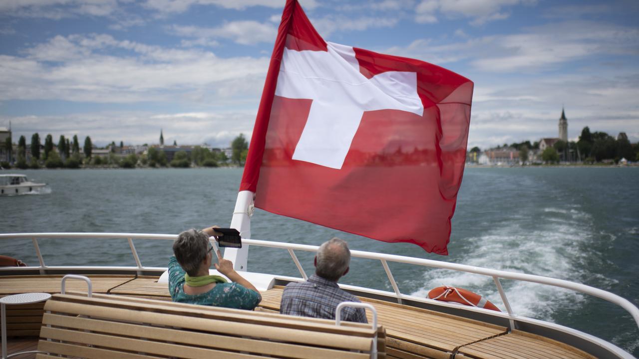 Deux personnes sur un bateau sur le lac de Constance, le 6 juin 2020. [Keystone - Gian Ehrenzeller]