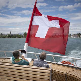 Deux personnes sur un bateau sur le lac de Constance, le 6 juin 2020. [Keystone - Gian Ehrenzeller]