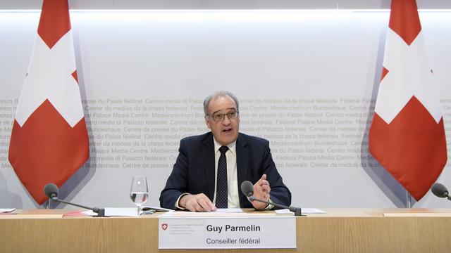 Le conseiller fédéral Guy Parmelin lors de la conférence de presse sur l'initiative contre le commerce de guerre. [Keystone - Anthony Anex]