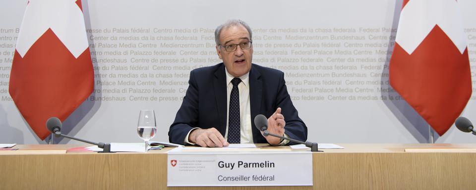 Le conseiller fédéral Guy Parmelin lors de la conférence de presse sur l'initiative contre le commerce de guerre. [Keystone - Anthony Anex]