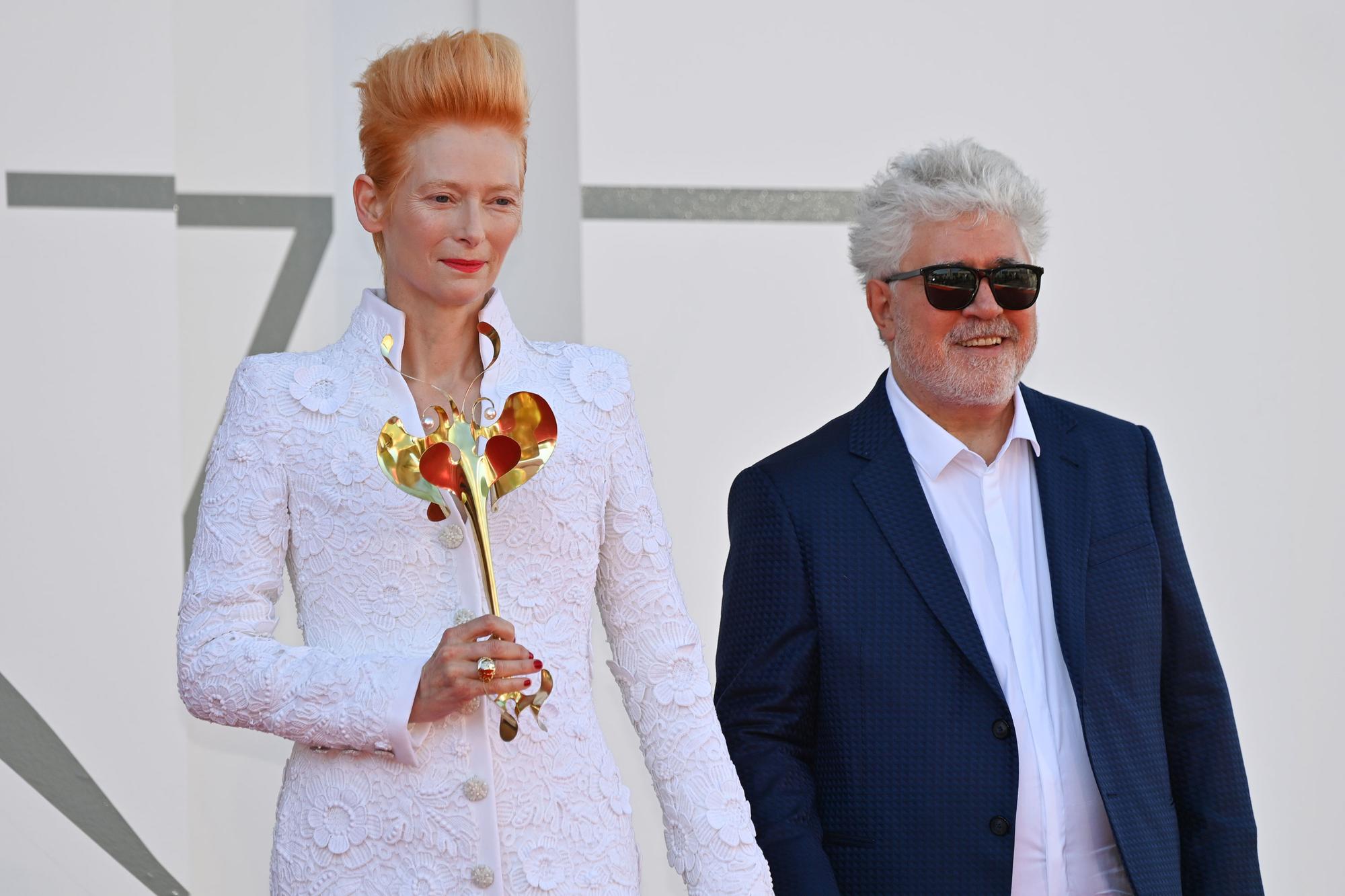 L'actrice Tilda Swinton et le réalisateur Pedro Almodovar le 3 septembre 2020 à la Mostra de Venise. [AFP - Alberto PIZZOLI]