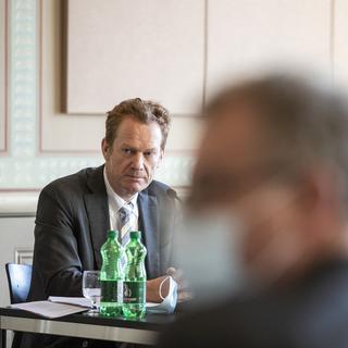 Le prorecteur de l'Université de Zurich Christian Schwarzenegger (à gauche) et l'historien Matthieu Leimgruber ont présenté leurs conclusions sur la collection d'art d'Emil Bührle. [KEYSTONE/Alexandra Wey]