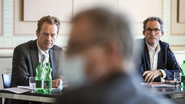 Le prorecteur de l'Université de Zurich Christian Schwarzenegger (à gauche) et l'historien Matthieu Leimgruber ont présenté leurs conclusions sur la collection d'art d'Emil Bührle. [KEYSTONE/Alexandra Wey]