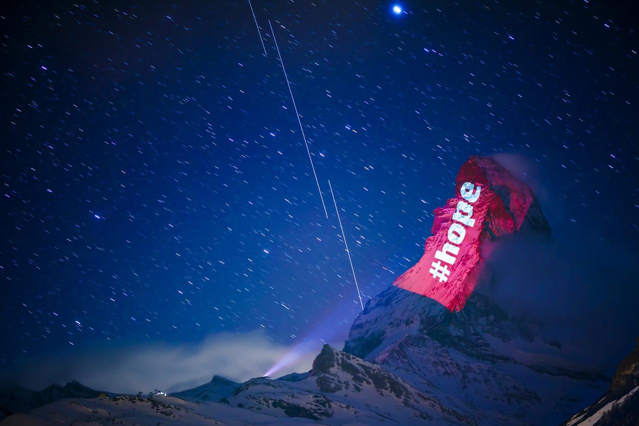 Le Cervin illuminé avec un message de solidarité pendant la pandémie. [Keystone - Valentin Flauraud]