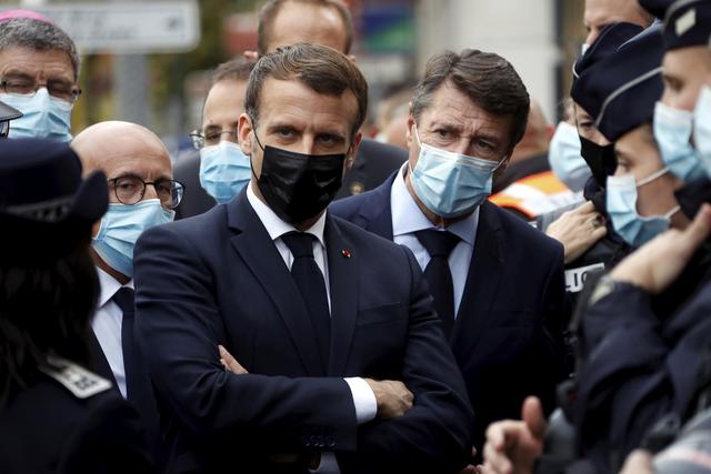 Emmanuel Macron devant la basilique où s'est déroulée l'attaque. [Pool/AP/Keystone - Eric Gaillard]