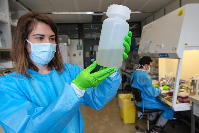 Marie-Hélène Corre et son collègue Xavier Fernandez Cassi analysent les échantillons des STEP suisses. [EPFL - Alain Herzog]