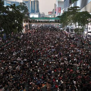 Mercredi 18 novmbre: des milliers de manifestants pro-démocratie rassemblés dans le centre de Bangkok au lendemain d'affrontements avec les forces de l'ordre et des ultra-royalistes au cours desquels six manifestants ont été blessés par balles. [Keystone - EPA/RUNGROJ YONGRIT]
