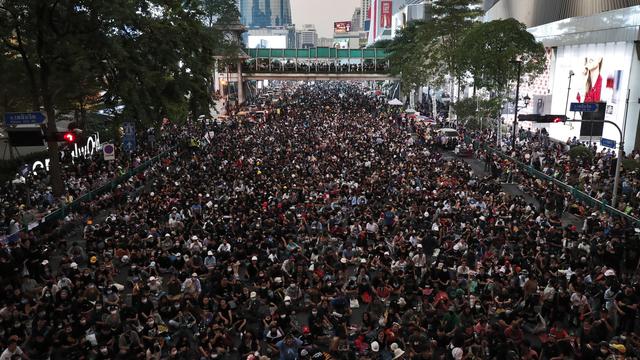 Mercredi 18 novmbre: des milliers de manifestants pro-démocratie rassemblés dans le centre de Bangkok au lendemain d'affrontements avec les forces de l'ordre et des ultra-royalistes au cours desquels six manifestants ont été blessés par balles. [Keystone - EPA/RUNGROJ YONGRIT]