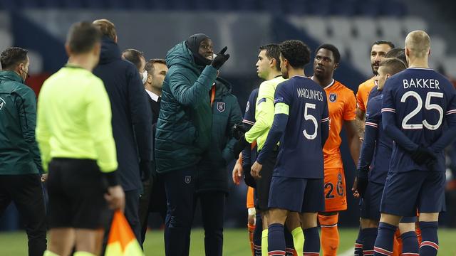 Les staffs et joueurs ont quitté le terrain après de longues discussions avec les arbitres. [Ian Langsdon]