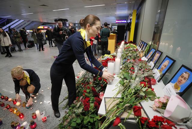 Un hommage rendu aux membres d'équipage tués dans le crash de l'avion ukrainien dans l'aéroport de Kiev. [Keystone - EPA/SERGEY DOLZHENKO]