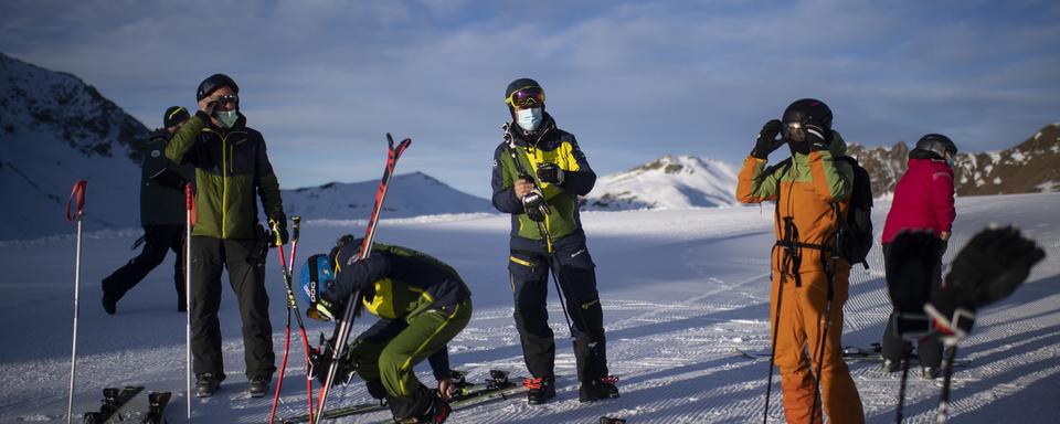 Skieurs sur les pistes d'Arosa (GR) à fin novembre 2020. [Keystone - Gian Ehrenzeller]