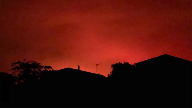 4'000 habitantes et habitants de la ville de Mallacoota en Australie ont du se réfugier sur la plage après l'arrivée des flammes. [AP/Keystone - @AvaTheHuman]