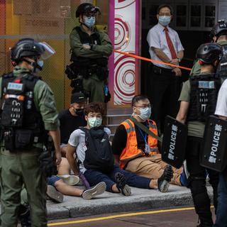Des manifestants arrêtés à Hong Kong. [Keystone - EPA/Jérôme Favre]