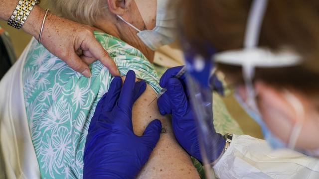 Une dame reçoit une dose de vaccin. [Keystone - Martha Asencio Rhine/AP]