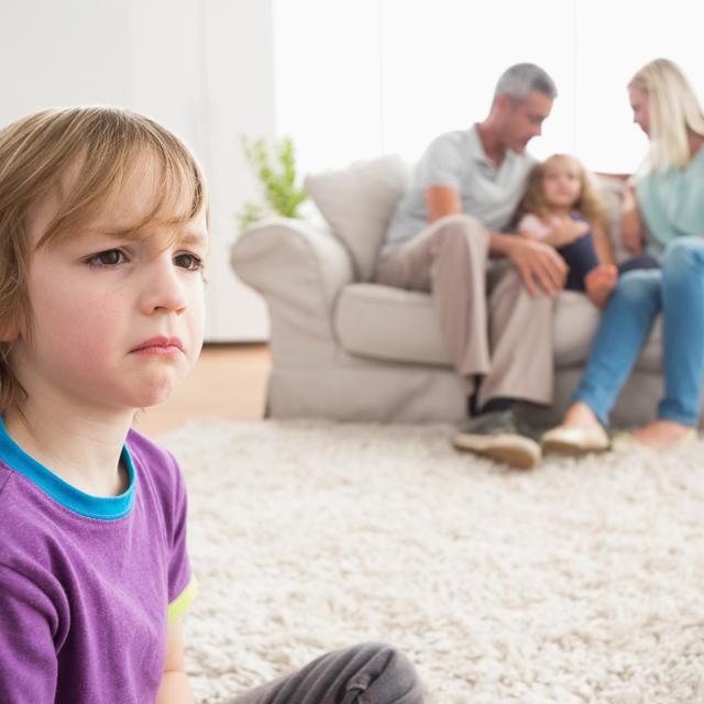 Lorsqu'un jeune membre d'une famille est touché par la maladie, les frères et les sœurs sont souvent relégués au deuxième plan. [Depositphotos - Wavebreakmedia]