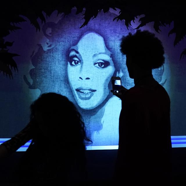 Un portrait de la défunte chanteuse américaine Donna Summer, reine du disco, pris au mythique Studio 54 à New York qui figure dans une exposition du Brooklyn Museum, le 11 mars 2020. [AFP - TIMOTHY A. CLARY]