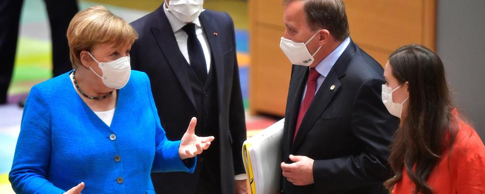 Angela Merkel, Emmanuel Macron, Stefan Lofven et Sanna Marin discutent lors d'un sommet de l'UE à Bruxelles. [AP Photo/Keystone - John Thys]